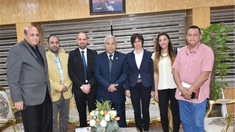 محافظ أسوان يلتقى مدير مشروع دعم تشغيل الشباب بوكالة التعاون الألمانى GIZ