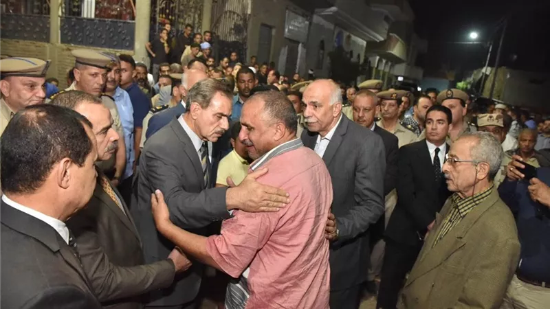 محافظ أسيوط يتقدم الجنازة العسكرية للشهيد رئيس مباحث الوادى الجديد