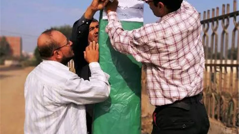 تغليف أعمده الإنارة بالبلاستيك فى الشرقية