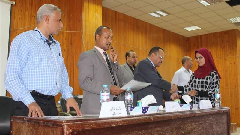 البنك الزراعي يسلم شهادات تكريم لطلاب كلية التجارة بجنوب الوادى