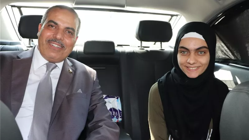 رئيس جامعة الأزهر يصطحب طالبة أسنان في سيارته الخاصة.. صور