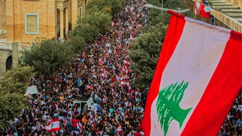 تراجع حاد لسندات لبنان بعد استقالة رئيس الحكومة