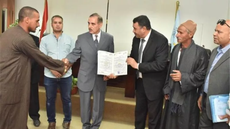 محافظ أسيوط يسلم 23 عقد تقنين لمساحة 192 فدان لواضعي اليد على أراضى الدولة بـ 8 مراكز