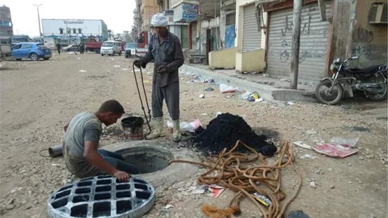 استمرار خطة تطهير خطوط الصرف الصحى بمدن القناة