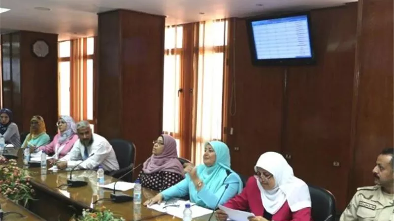 تكثيف الندوات والدورات لتحقيق أعلي مستهدف للقضاء علي الأمية بالسويس