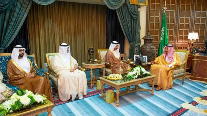 العاهل السعودي يبحث مع وزير الخارجية الإماراتي العلاقات بين البلدين