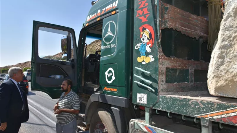 محافظ أسوان .. توقيع غرامة مالية على أحد أصحاب الخيول وسحب رخص 6 سيارات نقل ثقيل