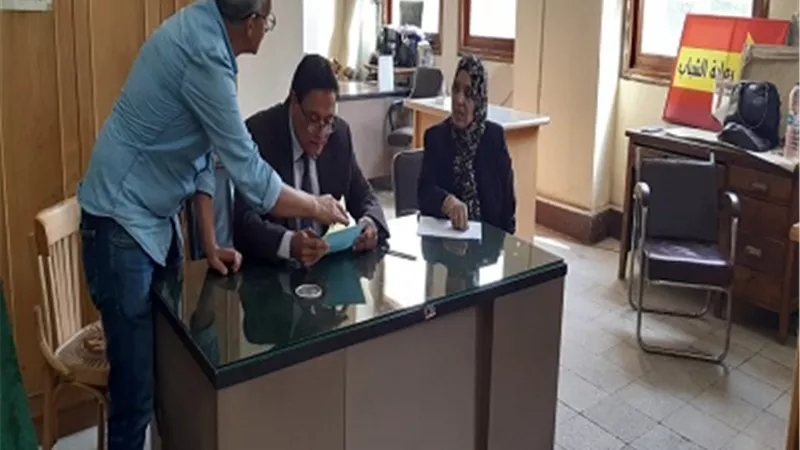 عميد ألسن عين شمس يتفقد عملية سحب استمارات انتخابات إتحاد الطلاب