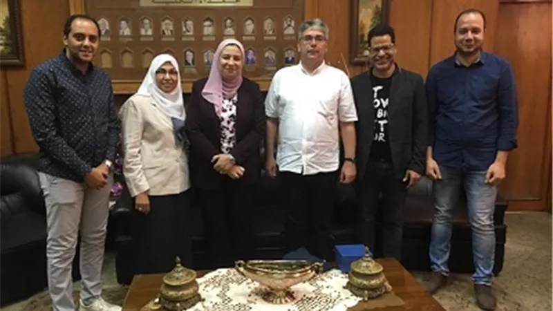 عميد ألسن عين شمس تستقبل وفد من جامعة شالز التشيكية