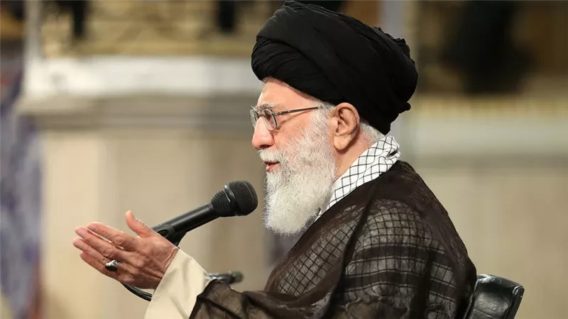 هجوم جديد لخامنئي على احتجاجات العراق ولبنان