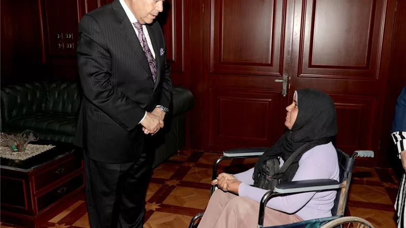 محافظ بني سويف يلتقي بسيدة من ذوي الاحتياجات