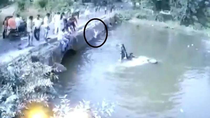 سائق يقذف بطفله فى النهر لانقاذ ركاب السيارة