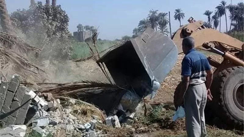 إزالات فورية لـ 5 حالات تعدي وبناء مخالف خلال أسبوع بسوهاج..صور