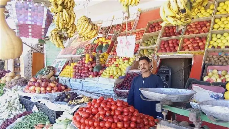 إنخفاض أسعار الخضر والفاكهة بالوادى الجديد بورصة يديرها التاجر في مواجهة التحديات.صور