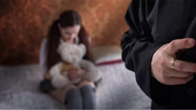 السجن 15 عاما لرجل الـ 50 عاما .. اغتصب ابنه صديقته 4 سنوات