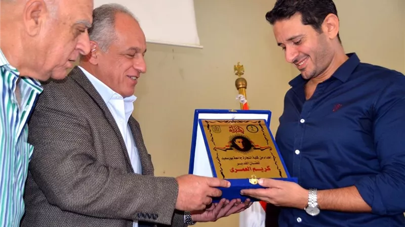 جامعة بورسعيد تكرم كريم العمري على دوره في فيلم الممر.. صور