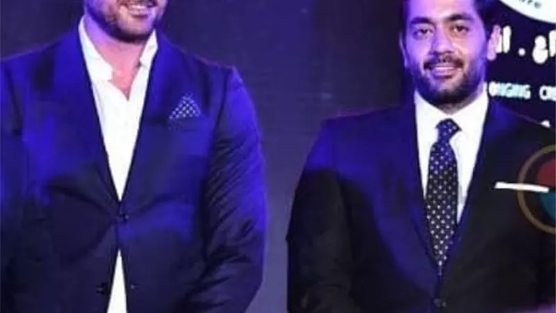 أحمد فلوكس يشارك جمهوره بصورة جديدة مع أحمد عز
