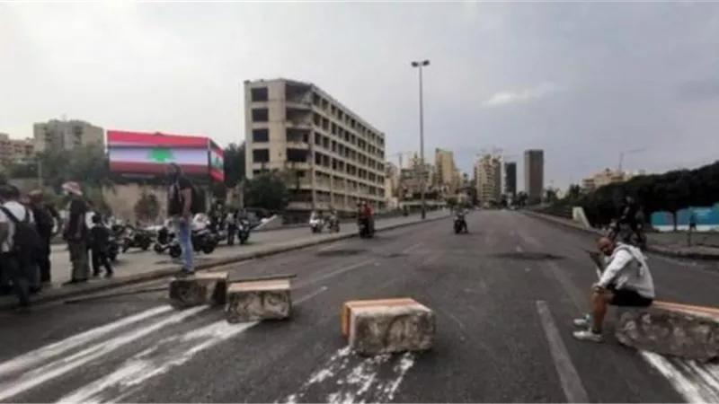 قوات الأمن اللبنانية تفتح عددا من الطرقات في بيروت بالقوة