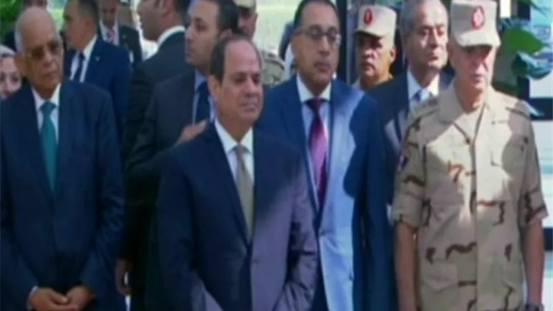 الرئيس يستمع لشرح تفصيلى عن مصنع النصر للكيماويات الوسيطة بأبو رواش