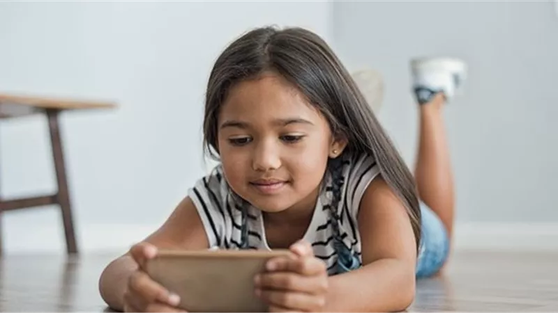 انتبه ..حيله سلبية يستخدمها يوتيوب لجذب اطفالك لها تأثير سلبى