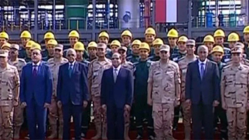 صورة تذكارية للسيسي مع عمال مصنعي الصناعات الطبية والهيدروجين..