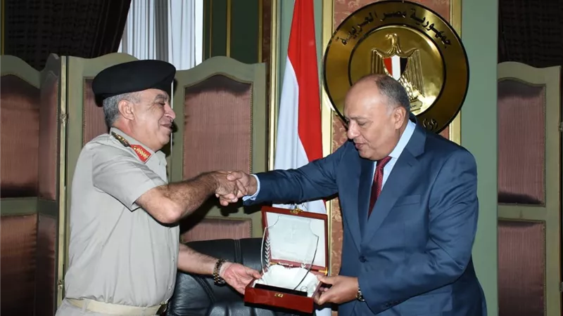 وزير الخارجية يلتقي الدفعة 49 من دارسي دورة الدفاع الوطني لأكاديمية ناصر العسكرية .. صور
