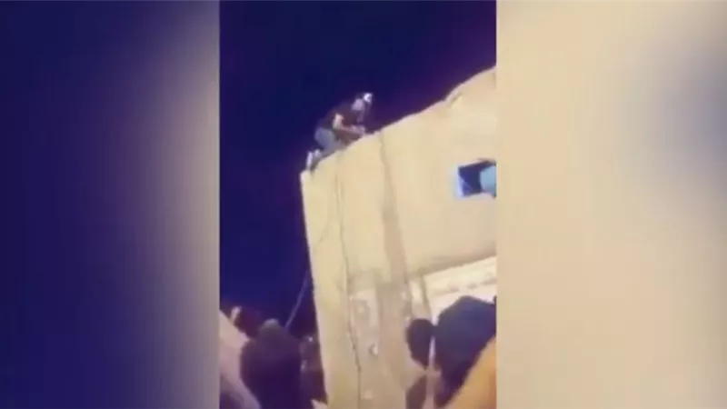 بالفيديو.. متظاهر عراقي يتفادى رصاصة خلال أقل من ثانية