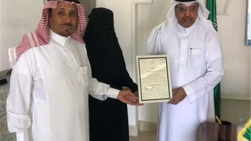 تعليم تبوك يُكرم طالبة لتميزها في مجال الرسم