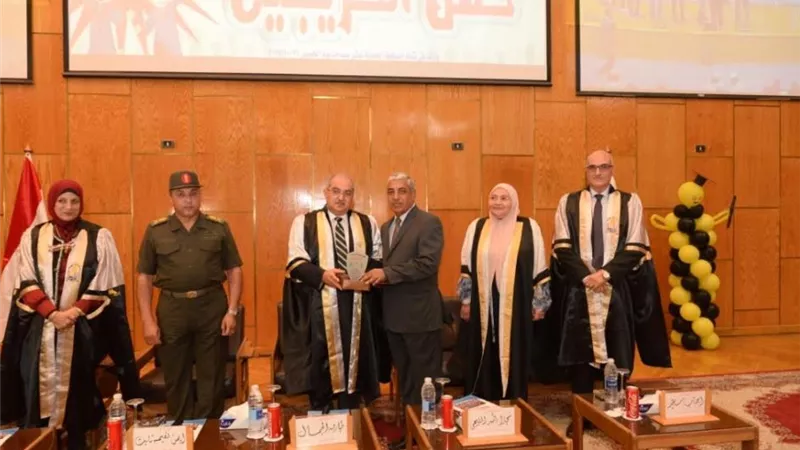 رئيس جامعة أسيوط وقائد المنطقة الجنوبية يتبادلان الدروع التذكارية