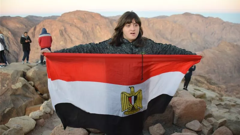وزير الرياضة يحقق حلم طفل من ذوى الهمم بصعود جبل موسى .. صور