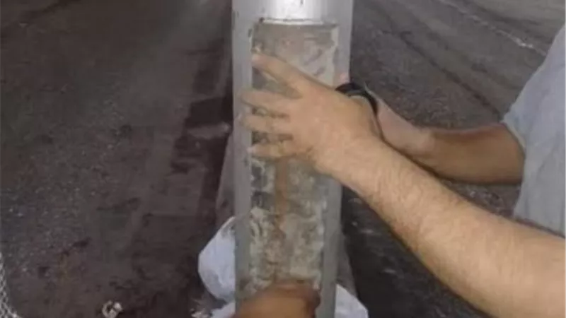 تحسبا للأمطار.. إحكام إغلاق فتحات أعمدة الإنارة بمدينة أسيوط