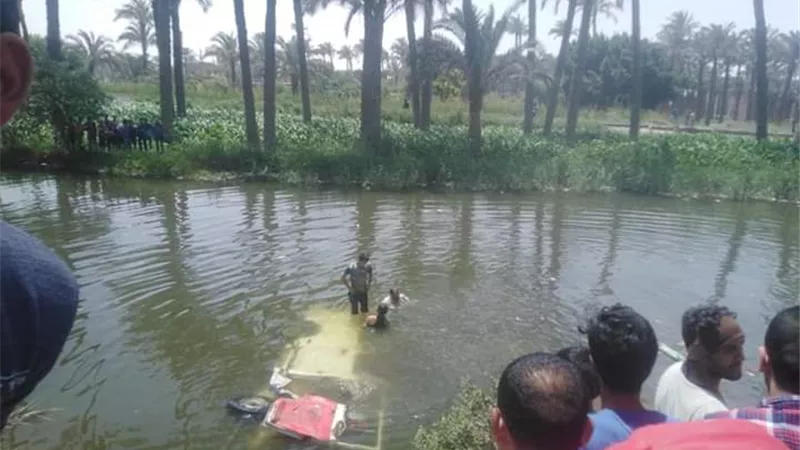 مصرع شخصين اثر انقلاب ميكروباص فى ترعة منوف بالغربية