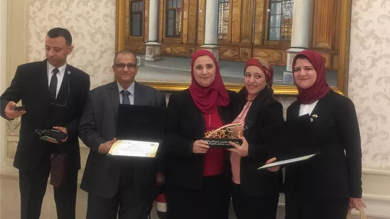 والي تهنىء العاملين بالوزارة بالحصول على جائزة التميز الحكومي لمكاتب تأهيل ذوى الاعاقه