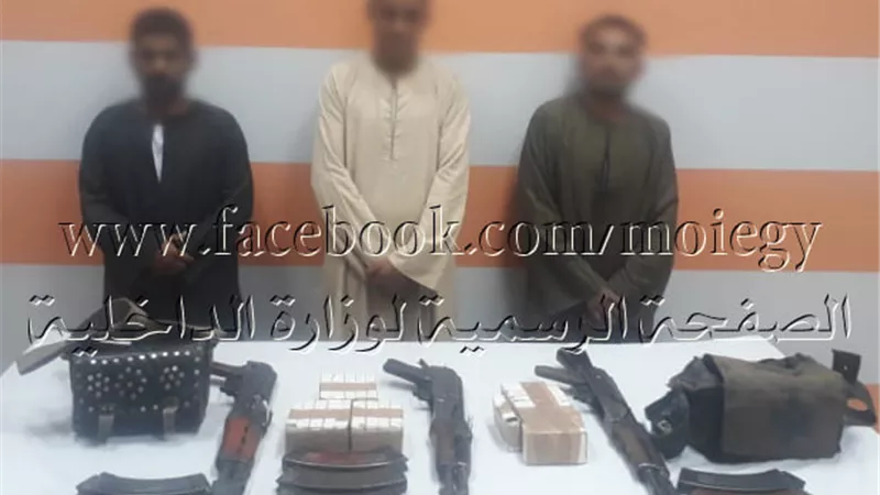 ضبط ثلاثة أشخاص بقنا وبحوزتهم 3 بنادق آلية وذخائر