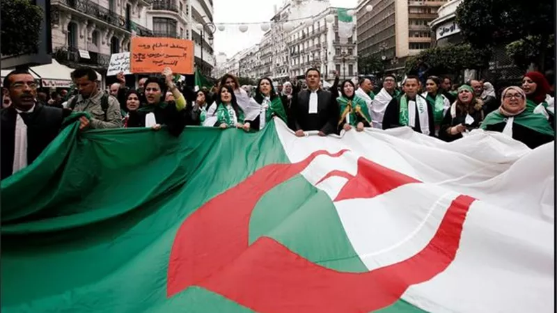 الحراك الجزائري في جمعته ال37 يطالب برحيل كافة عناصر النظام السابق وخاصة حكومة بدوي