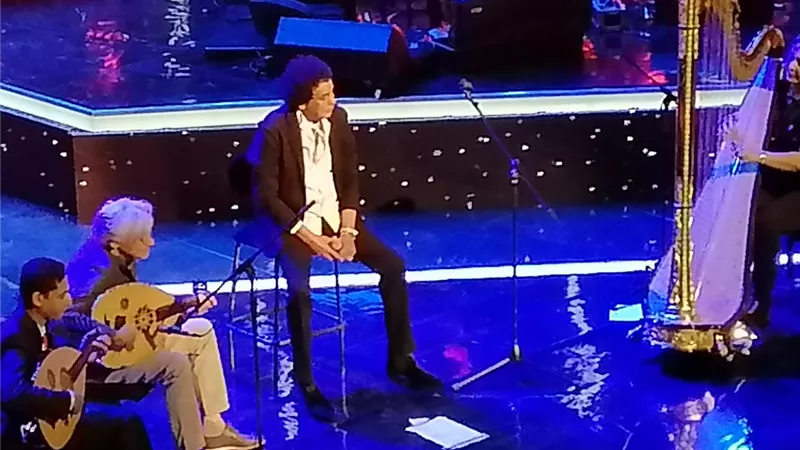 إصابه النجم محمد منير بإنزلاق غضروفي أثناء إحتفالات دار الأوبرا المصرية
