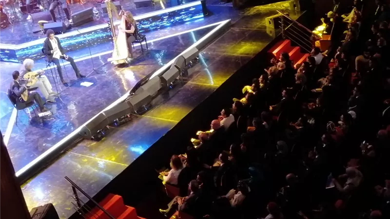 جمهور الأوبرا يشاركوا الكينج الغناء و التصفيق.. صور