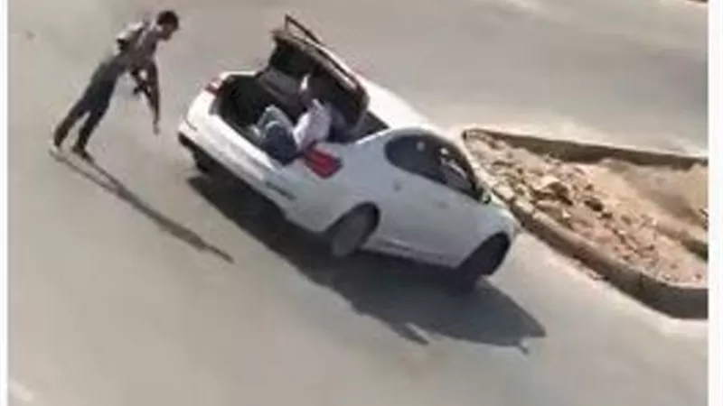 مسلح يحتجز مواطناً في صندوق سيارته والسلطات السعودية تتدخل.. فيديو