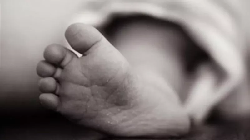 بسبب بكاءه .. عذبت ابنها حتى الموت والشرطة تعرفت عليه من ساقه