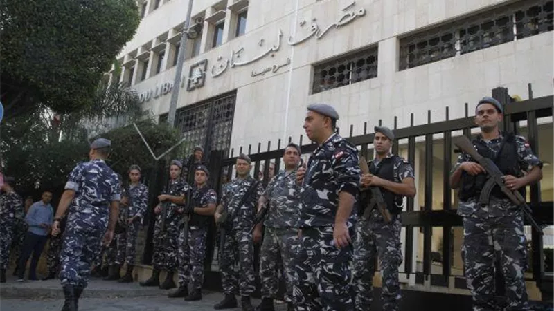فيتش: فك ربط ليرة لبنان بالدولار خطوة مؤلمة