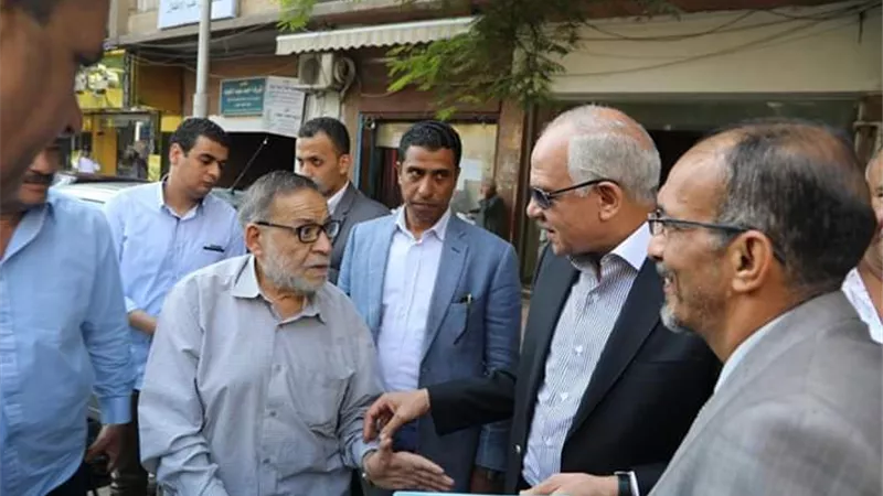 إزالة عقار مائل يمثل خطورة على السكان بالدقى