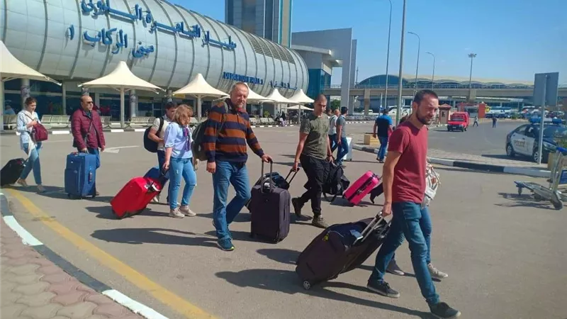مطار القاهرة يستقبل 200 سائحا بلغاريآ لزيارة المعالم الأثرية ..صور