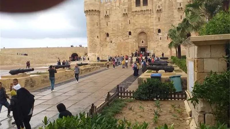 الآثار وحماية الشواطئ تحجزا الأمواج عن قلعة قايتباي بالأسكندرية