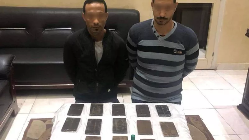 سقوط عاطلين وبحوزتهما 2 كيلو حشيش وسلاح ناري بالمطرية