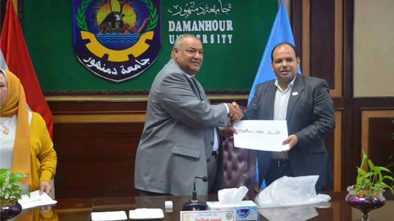 رئيس جامعة دمنهور يهدى درع الجامعة لمؤسسة صناع الخير