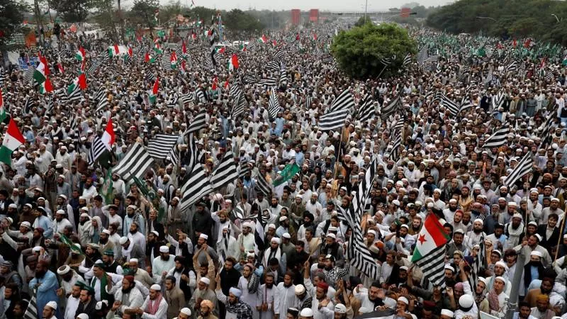الجيش الباكستانى يدعم الحكومة المنتخبة وسط احتجاجات ضخمة