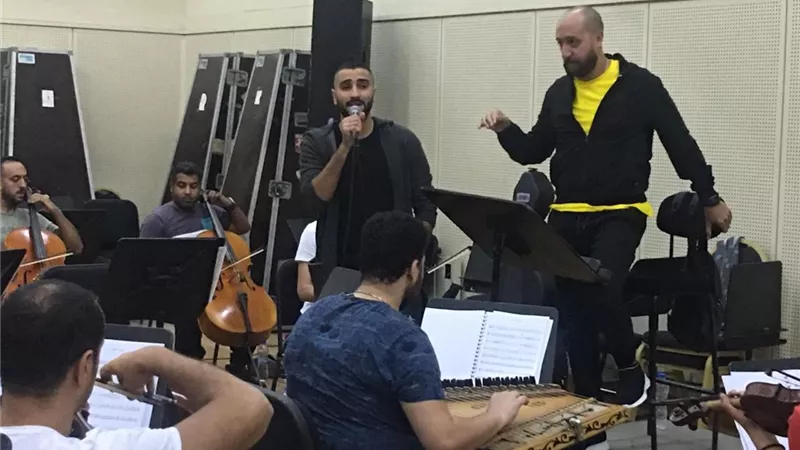 محمد الشرنوبي يبدأ بروفات الموسيقى العربية.. صور