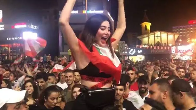 اعلامى اماراتى يفتح النار على انجى خورى