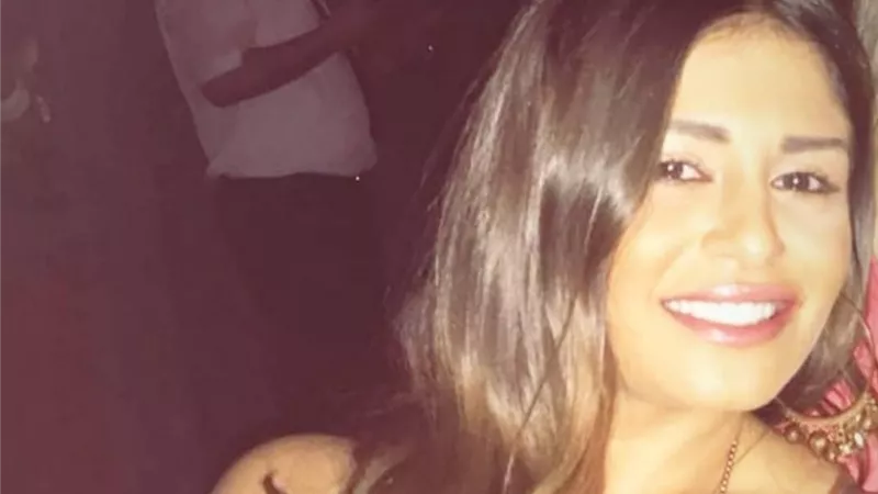 منة فضالي بإطلالة جريئة بالساتان الذهبي على انستجرام