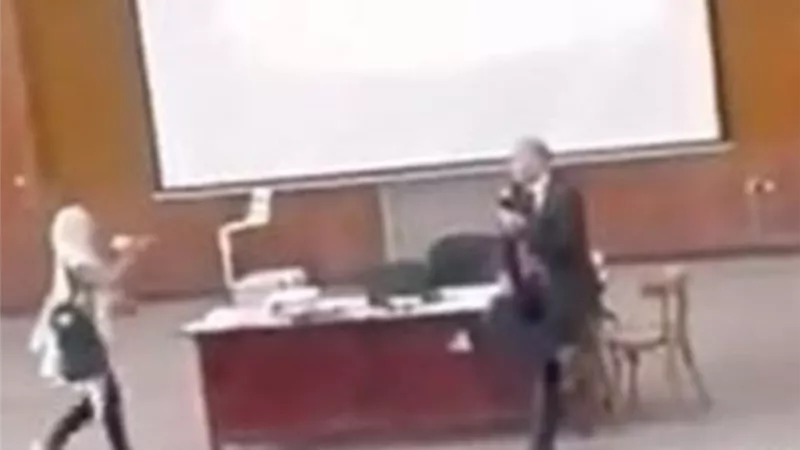 عميد كلية الحقوق يروي واقعة طرد طالبة من المدرج والقاء هاتفها